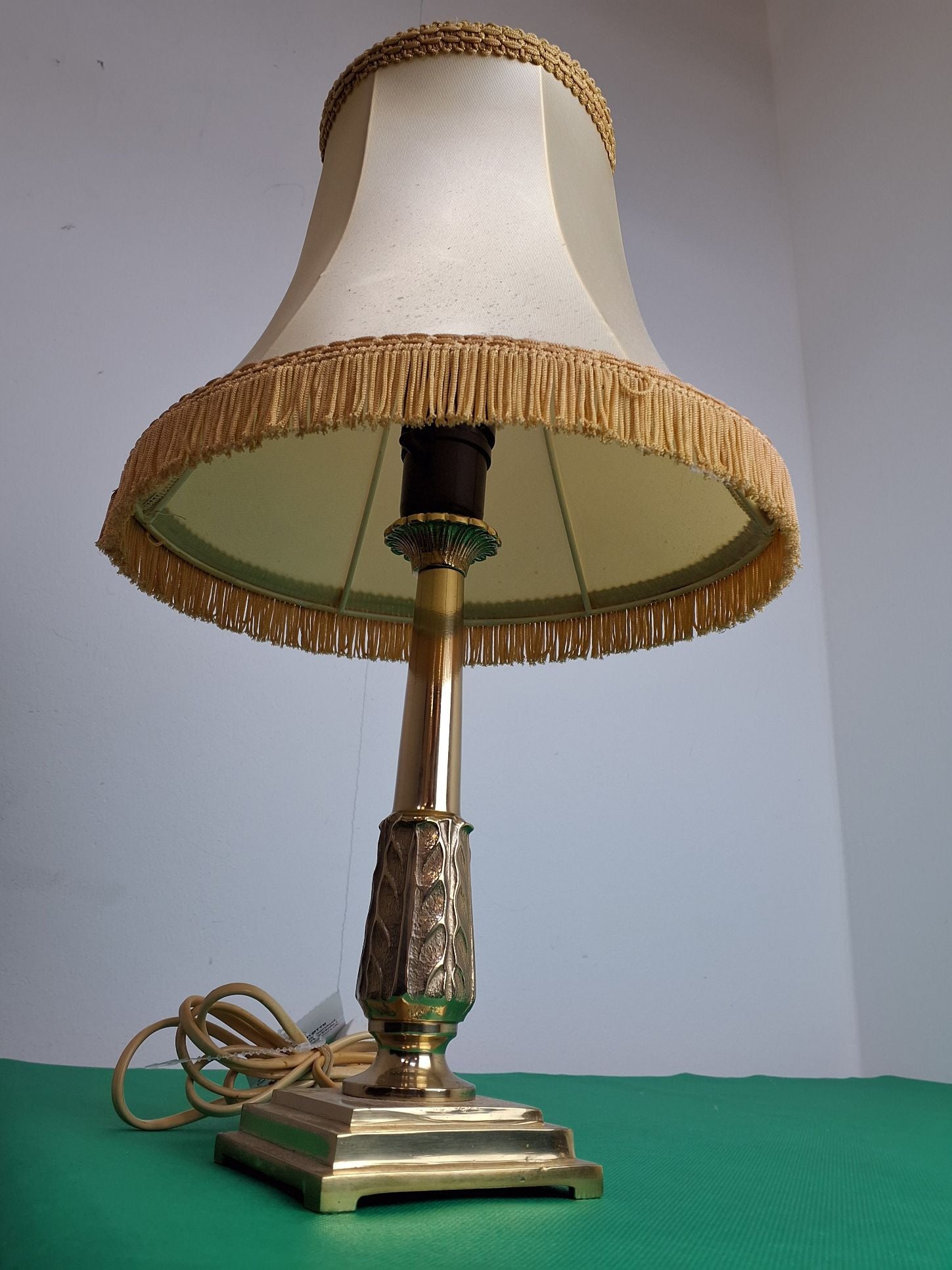 Gylden bordlampe m skærm