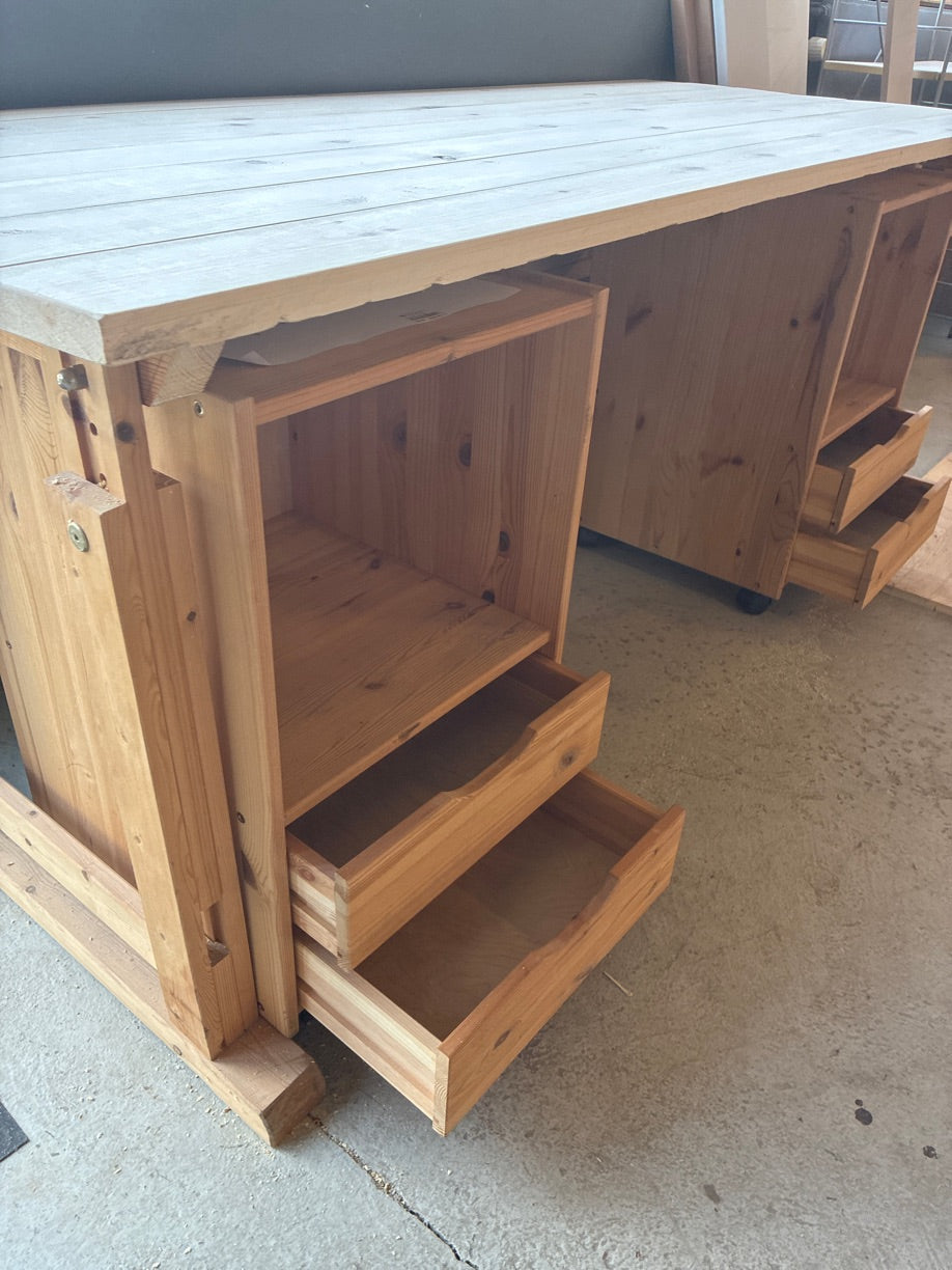 Arbejdsbord i massiv fyr