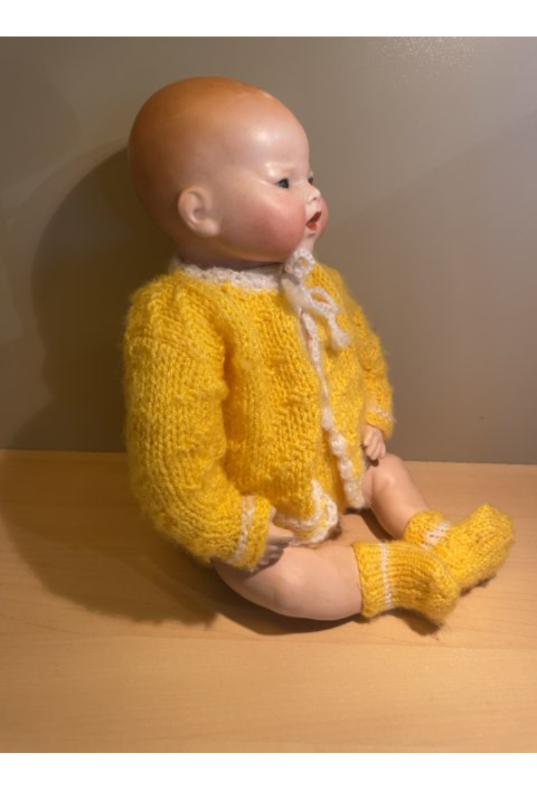 Gammel siddende Porcelæns dukke