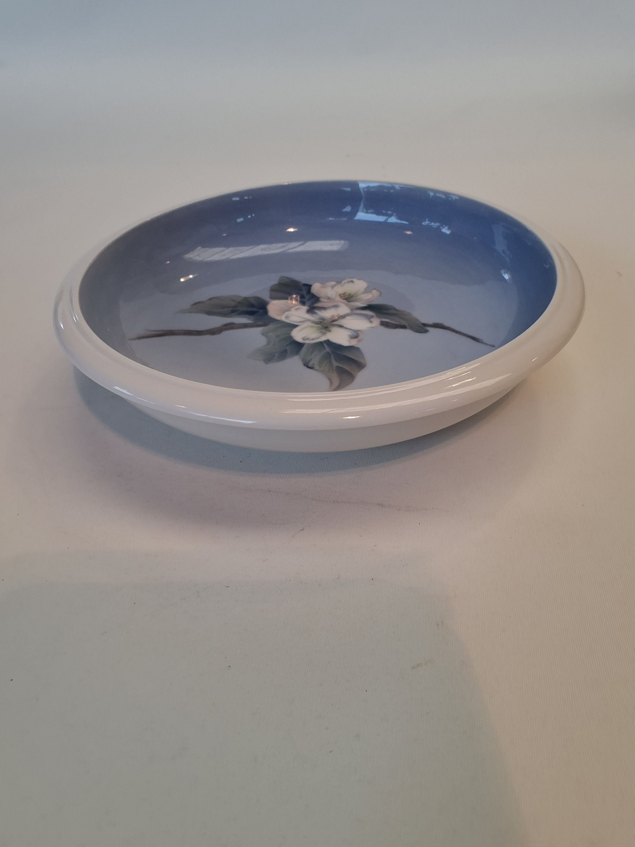 Royal Copenhagen skål med Æbleblomst