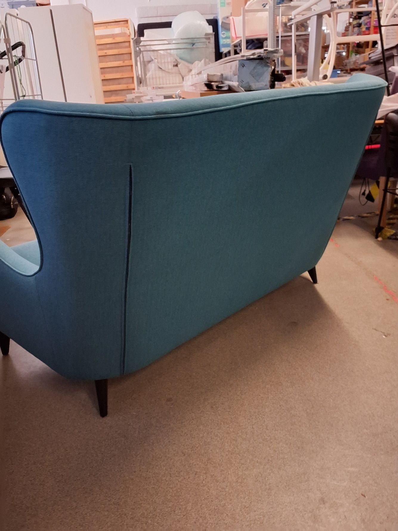 Højryggede blå stofsofa