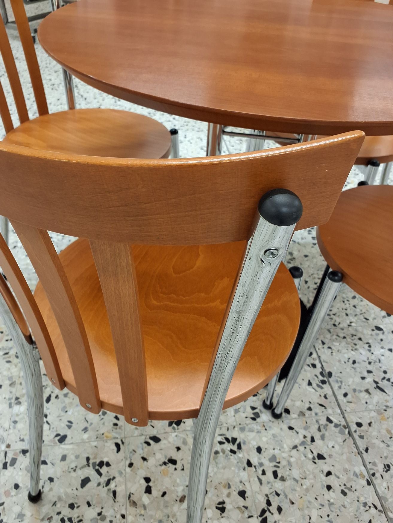 Spisebord med 4 stoler