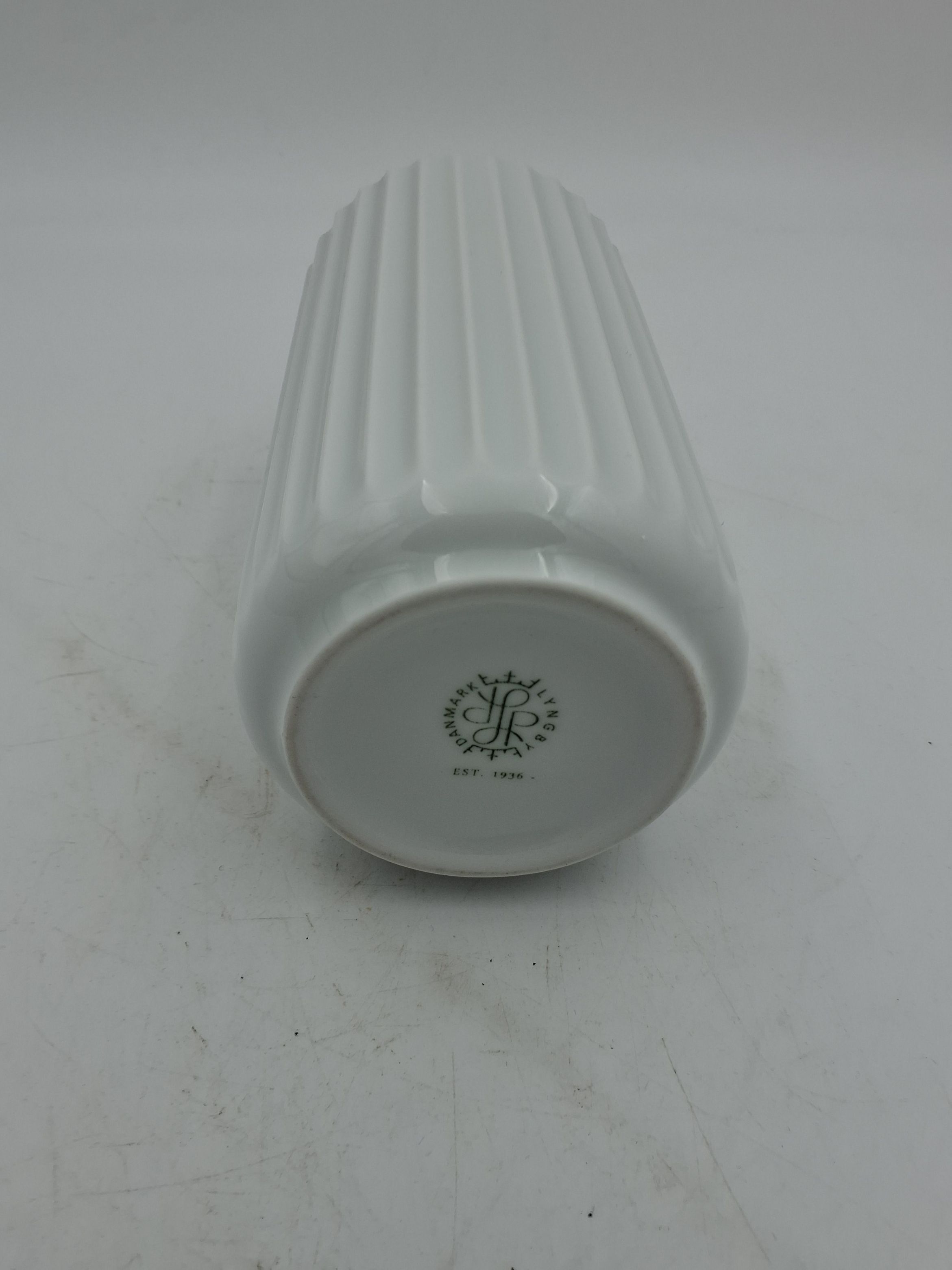 Lyngby vase,  hvid riflet procelæn, 15 cm