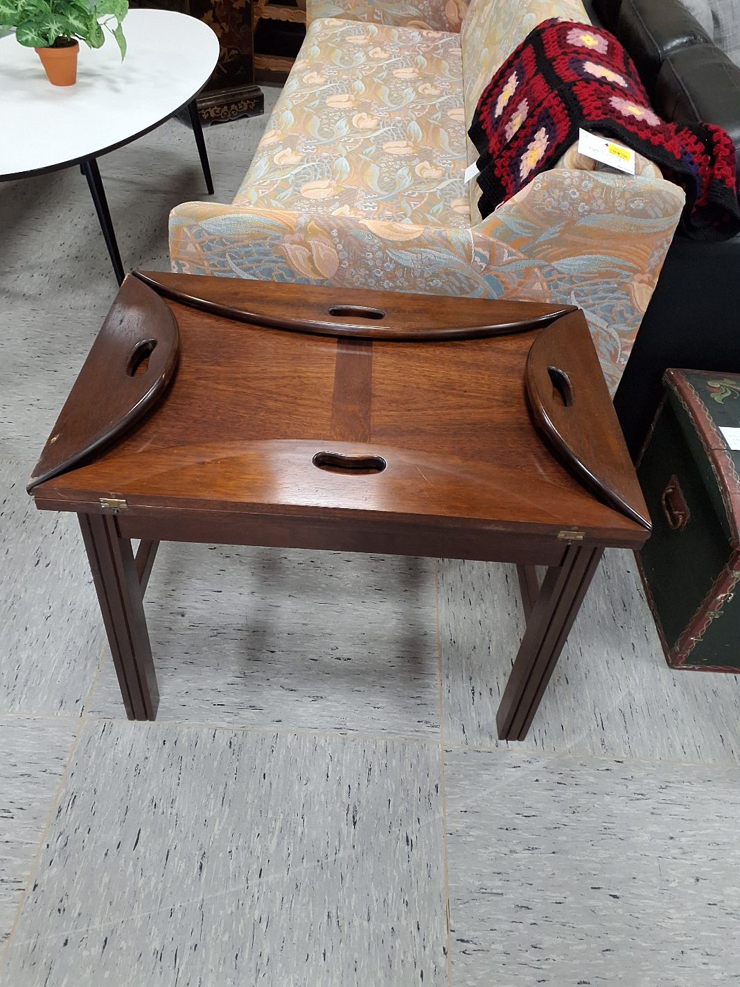 Mørkt bord med fold