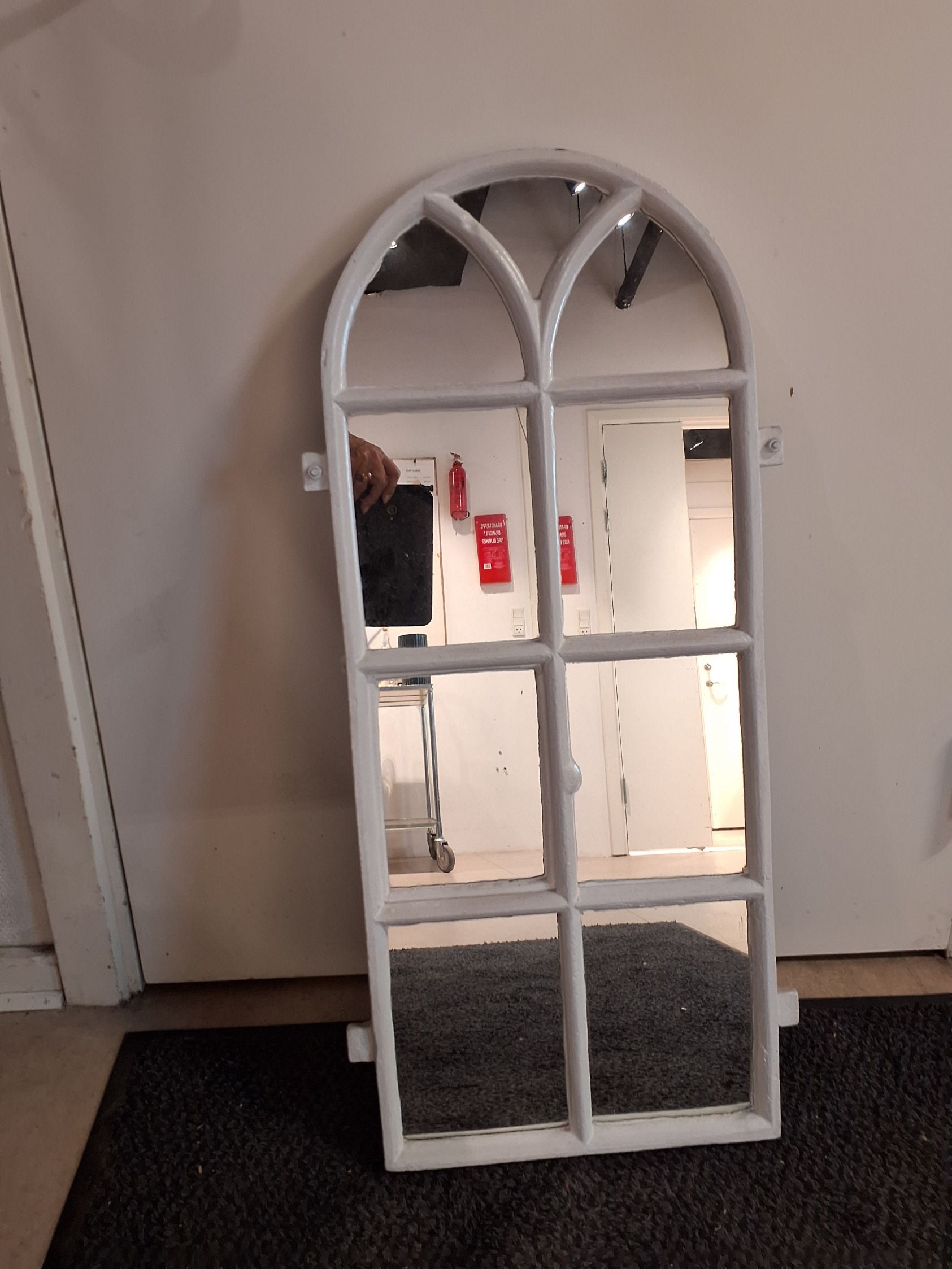 Spejl i staldvindue