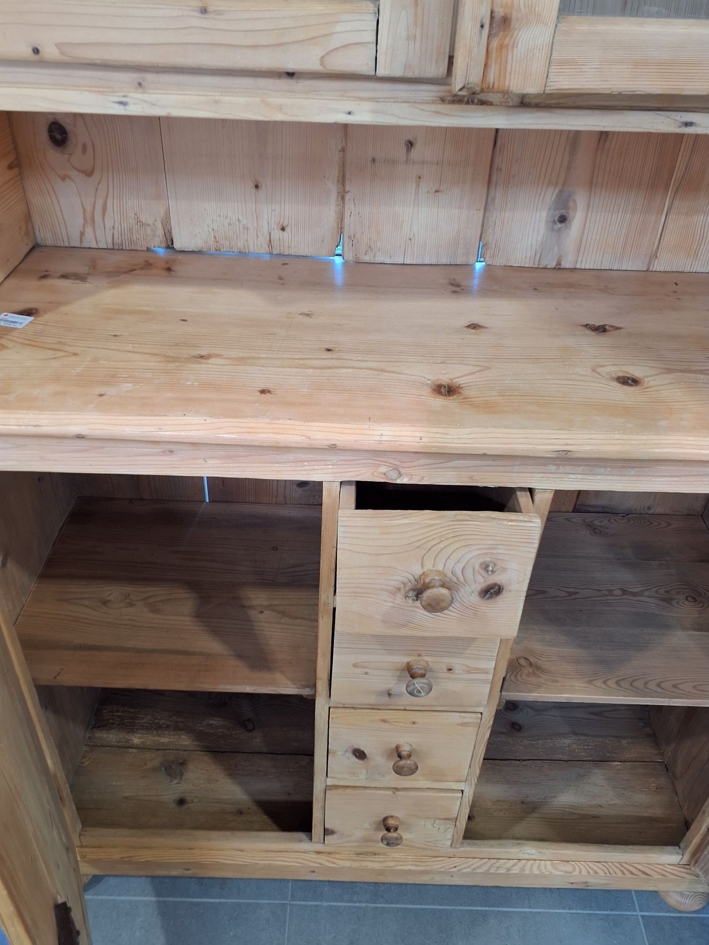 Ældre køkkenskab buffet i fyrretræ