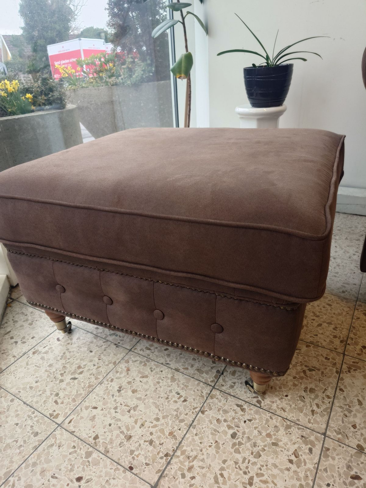 Chesterfield sofa og puf