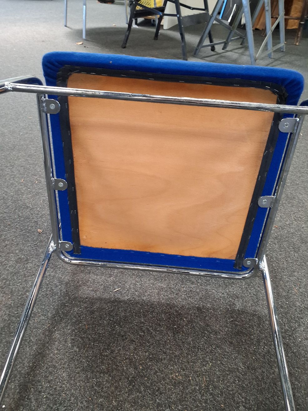 Blå spisebordsstole.