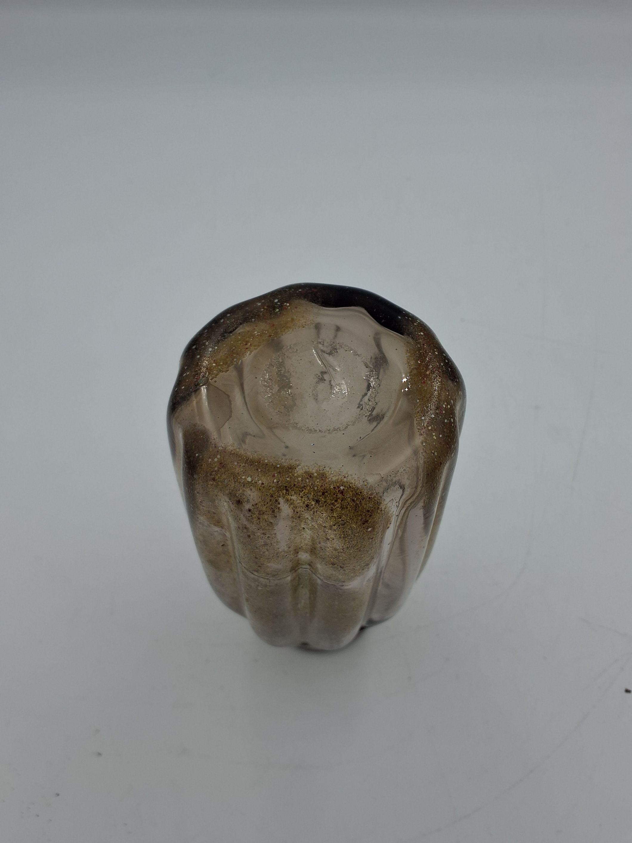 Sandfarvet kunstglas vase