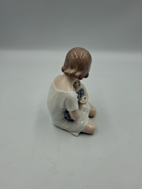 Royal Copenhagen Figur Pige med dukke