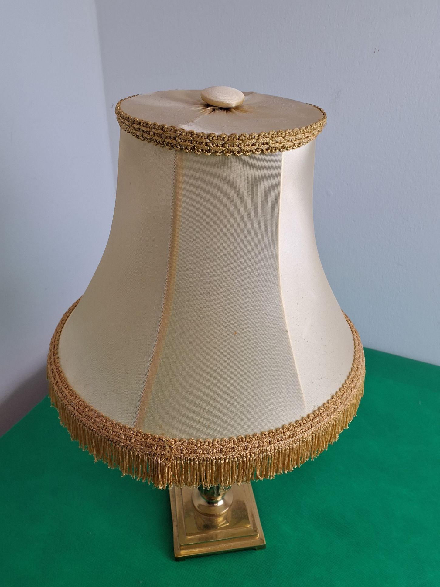Gylden bordlampe m skærm