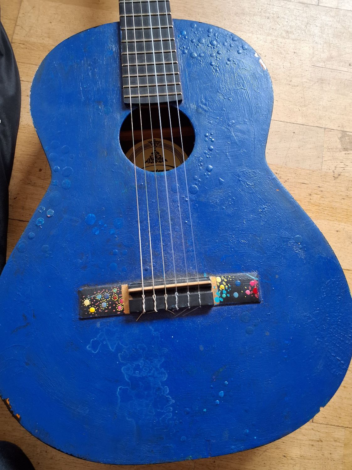 Gammel dekoreret guitar