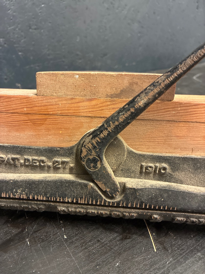Gammel savklinge holder ved slibning