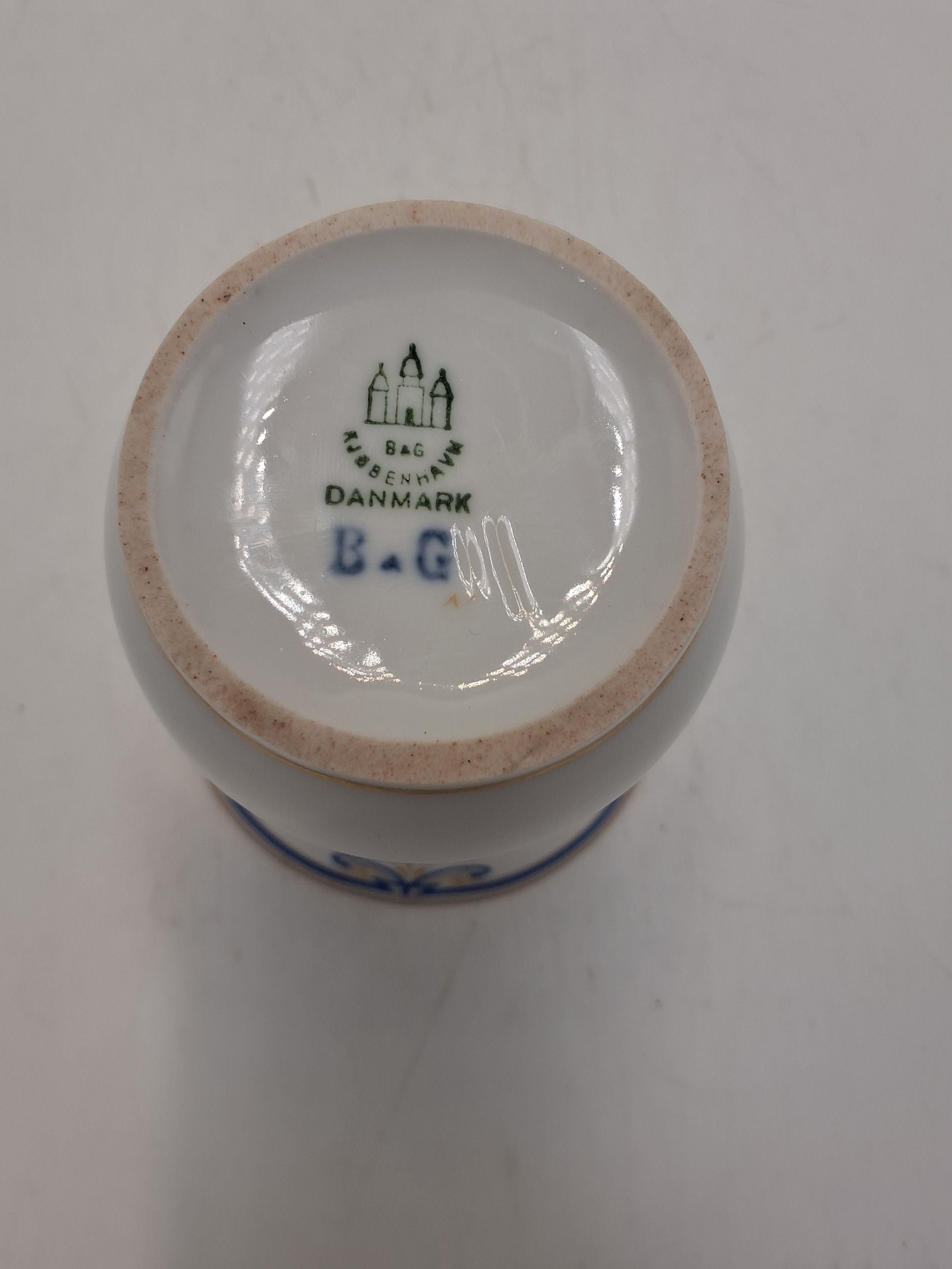 B&G lille vase i pocelæn med dekorativ sløjfe i blå farver, og guld kant.