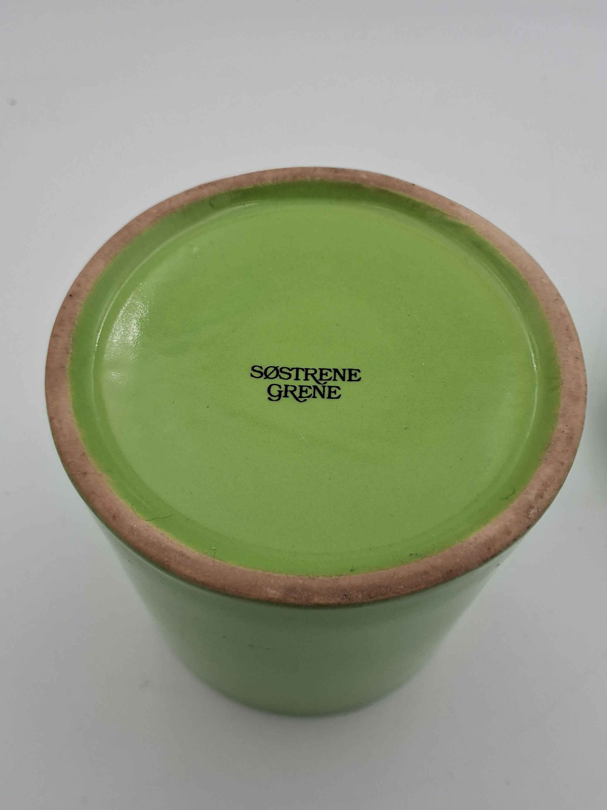 Grøn keramikkrukke til opbevaring af sukker.