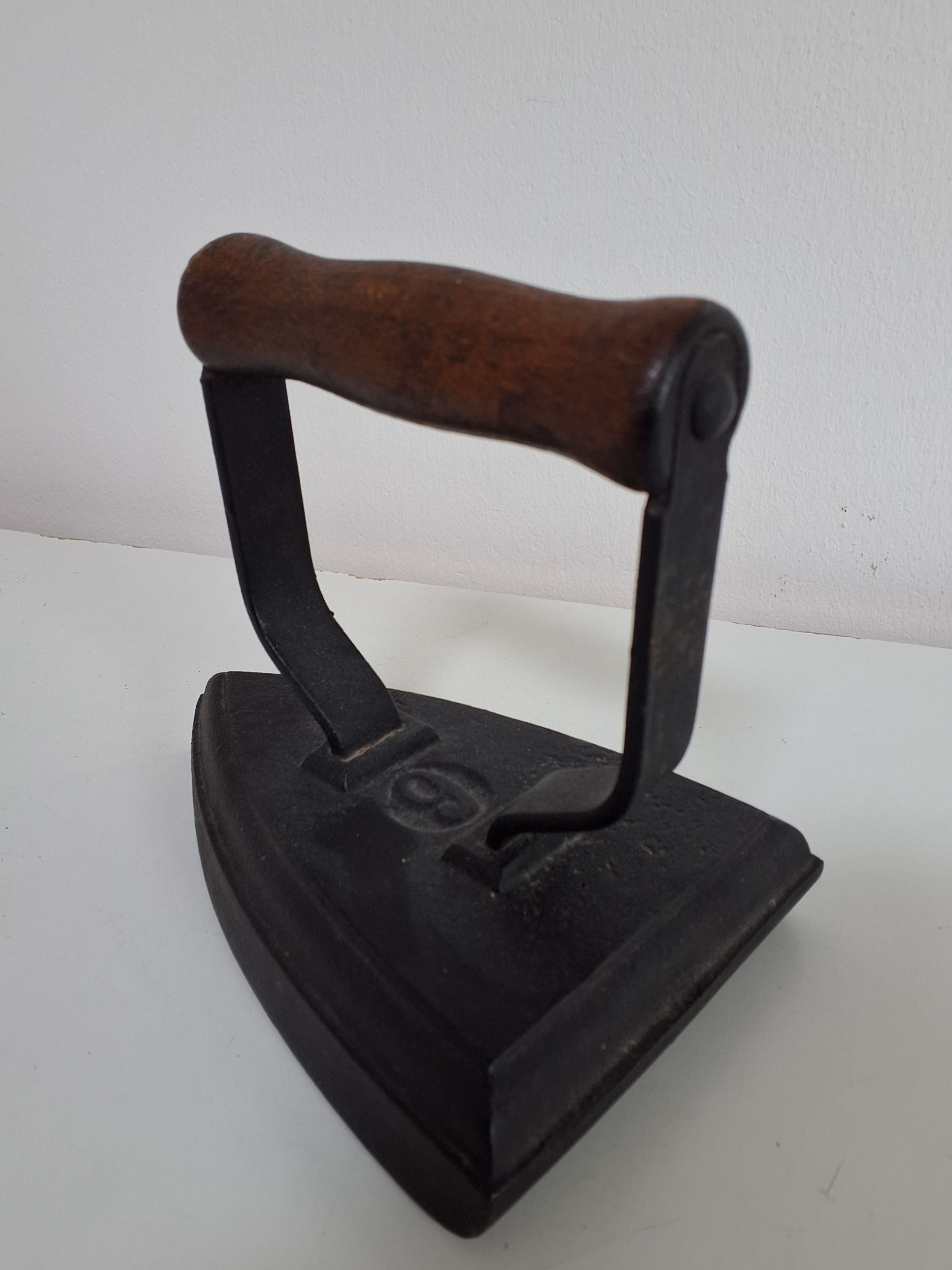 Antik strygejern nr 9