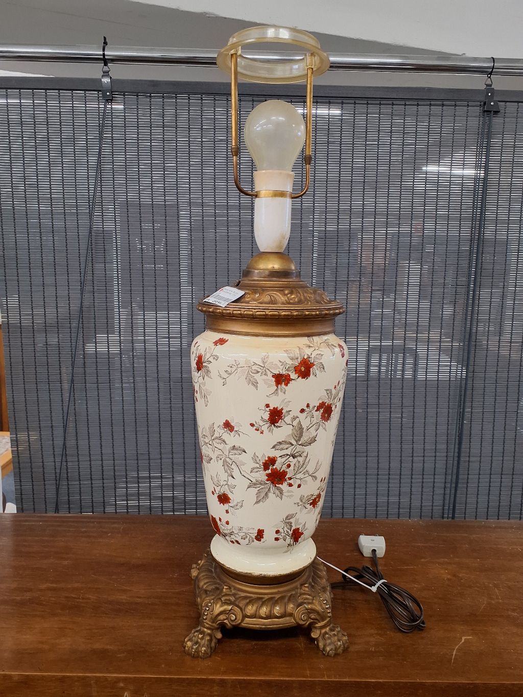 Antik lampe med blomster