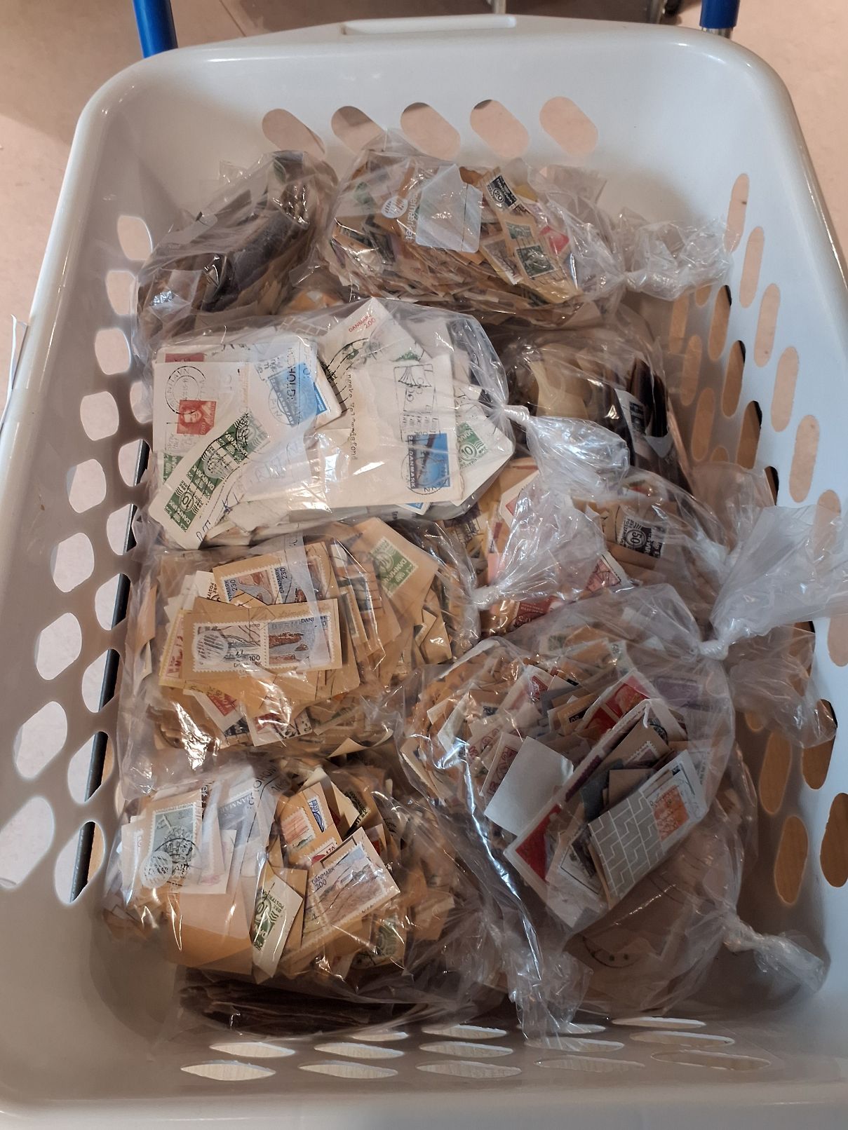 Vasketøjskurv med frimærk