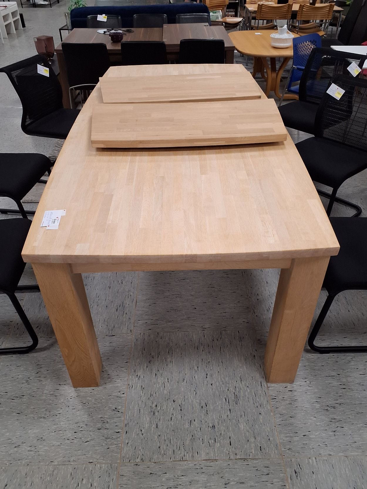 Massivt spisebord med 2 plader