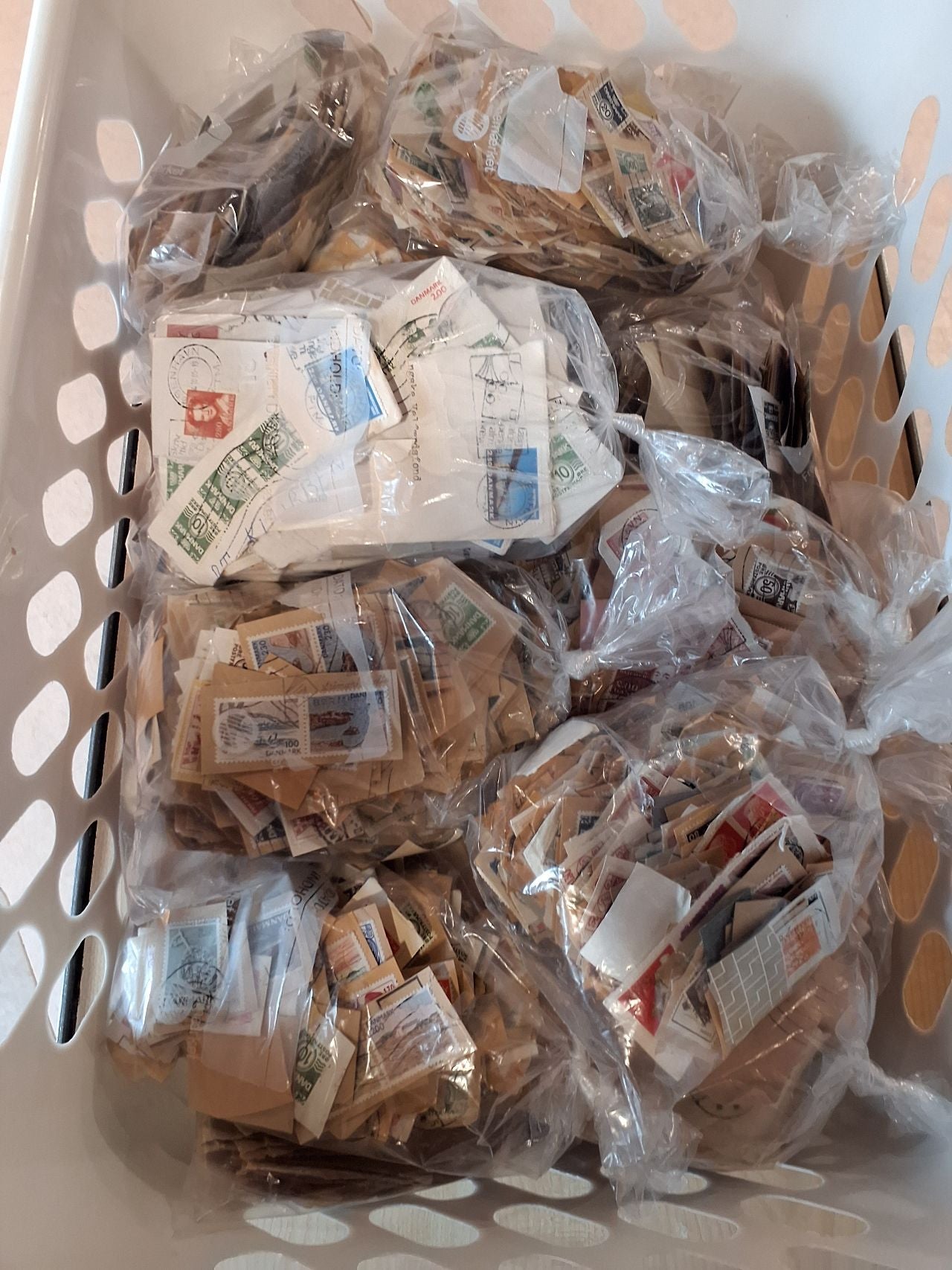 Vasketøjskurv med frimærk