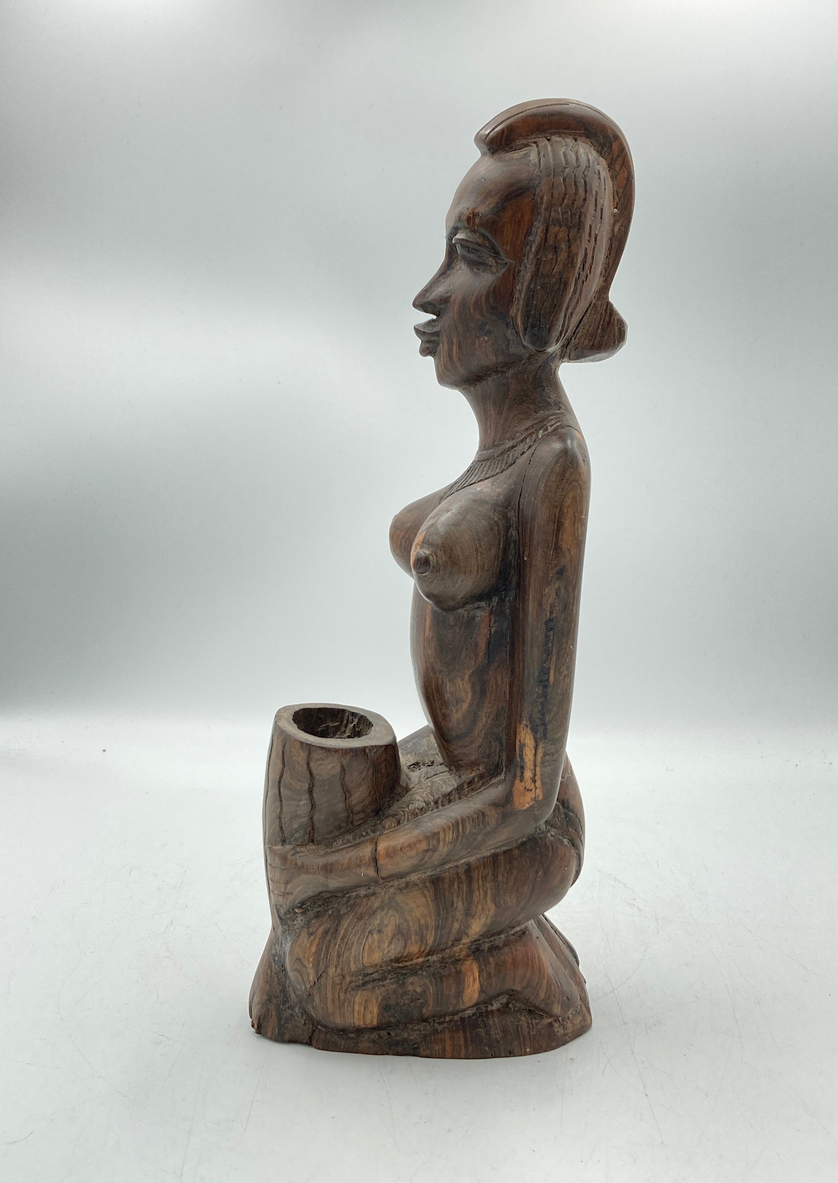Siddende kvinde (træ figur)