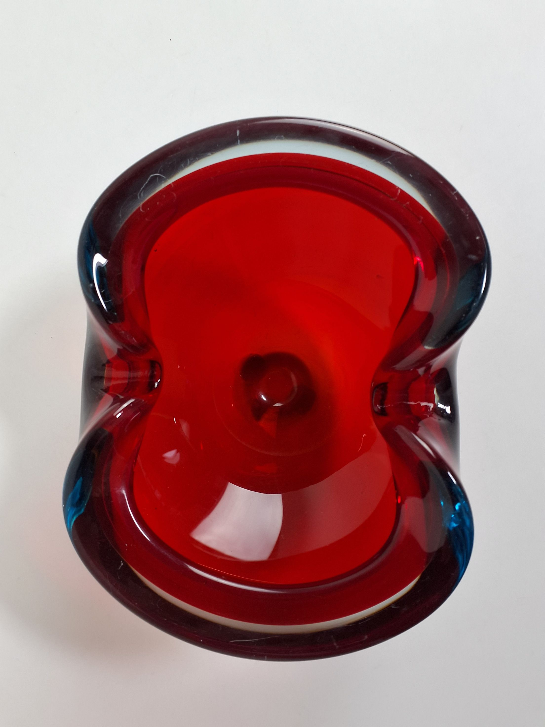 Rød glasskål