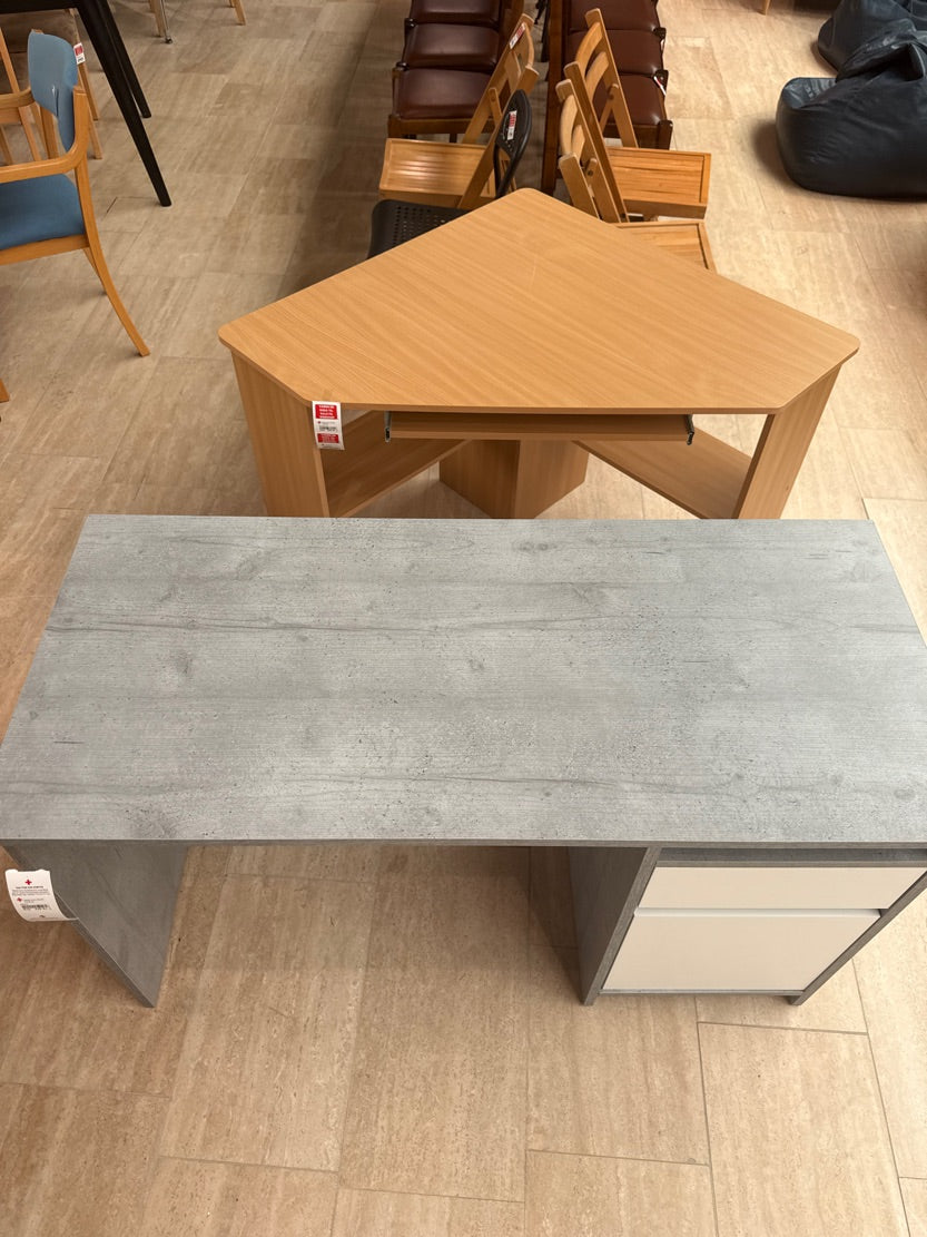 Skrivebord i grå