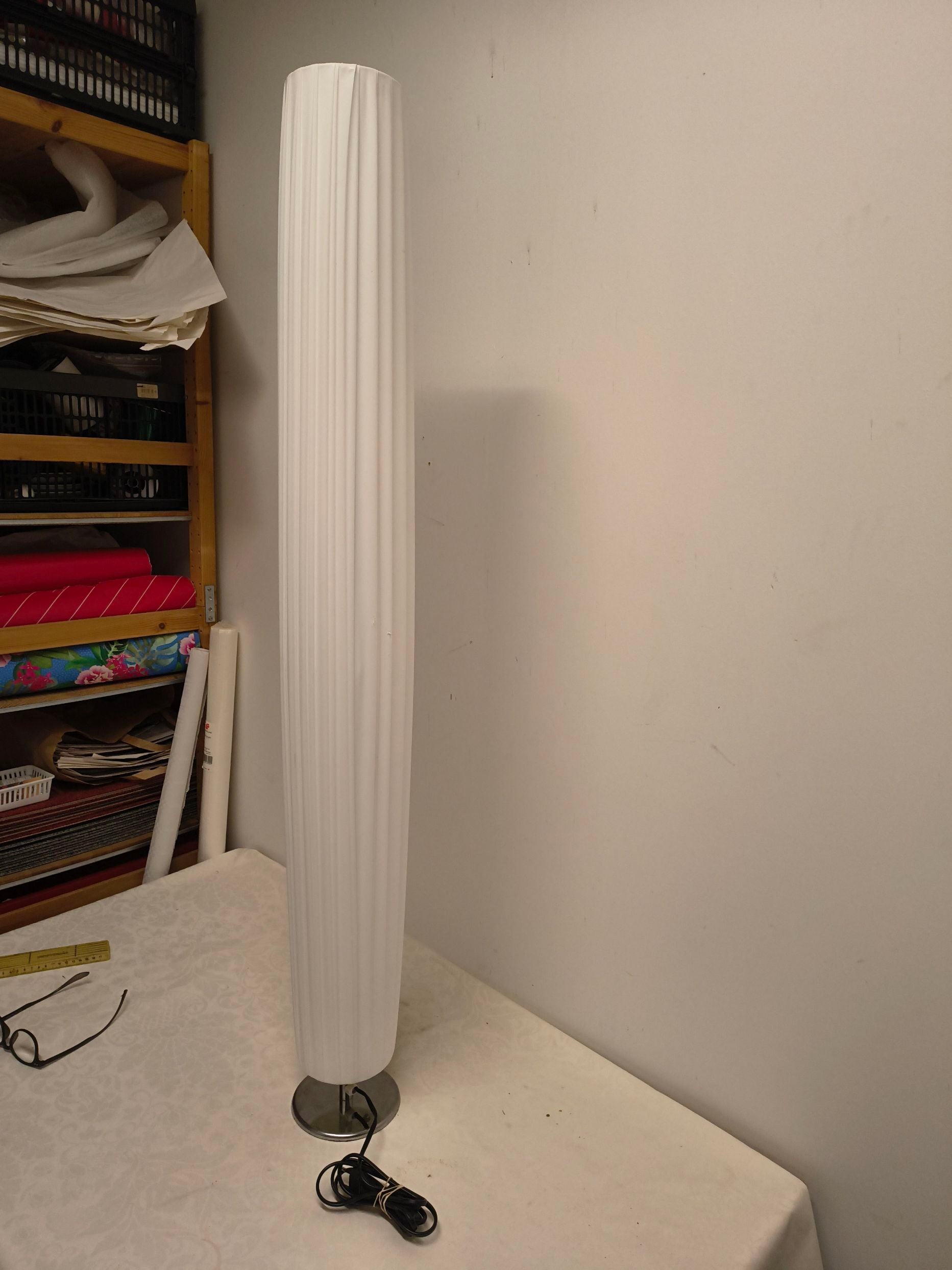 Gulvlampe med hvide lameller