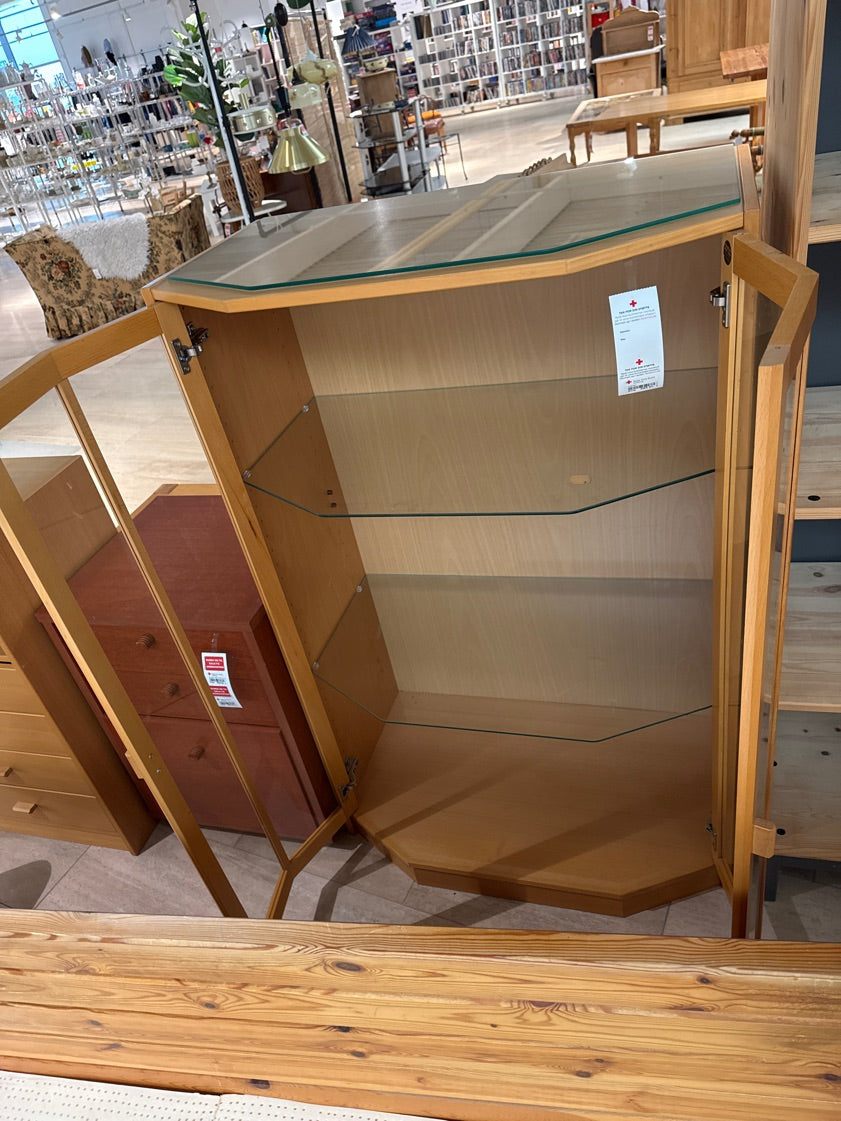 Skab m. Glas låger og hylder
