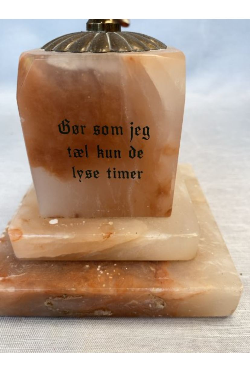 Solur på marmor fod