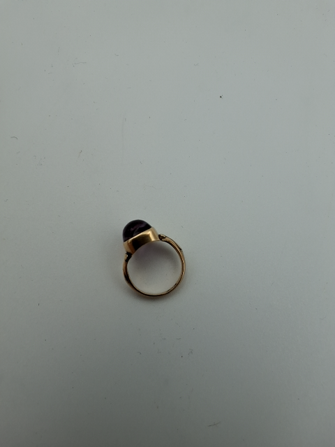 Guld ring, 14 karakterer, amatyst