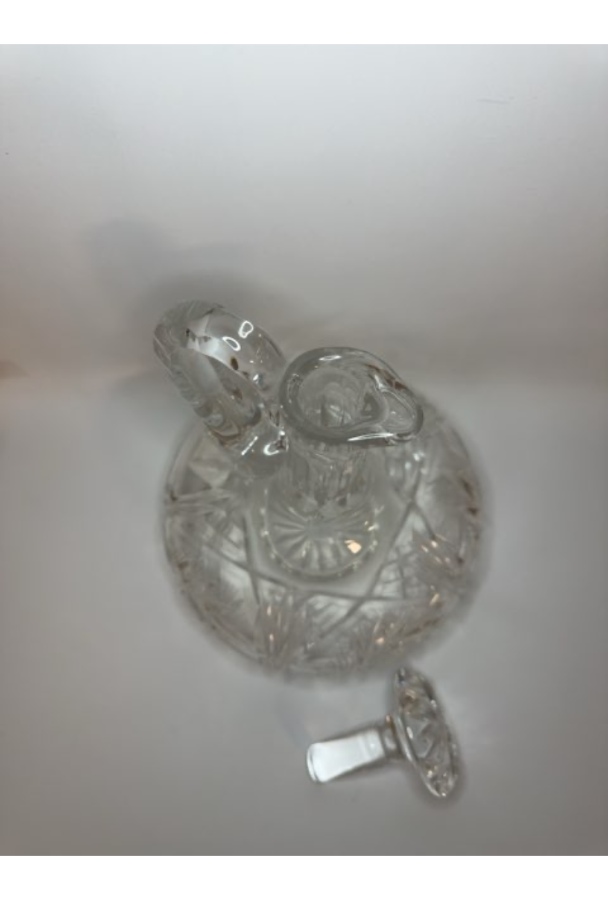 Kande af glas med flot udskæring