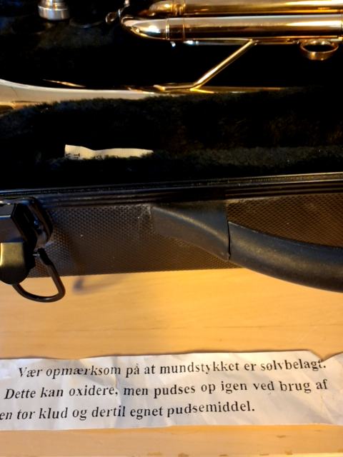 Trompet i messing mundstykkei sølv, som kan oxyderet men pudses op ige.