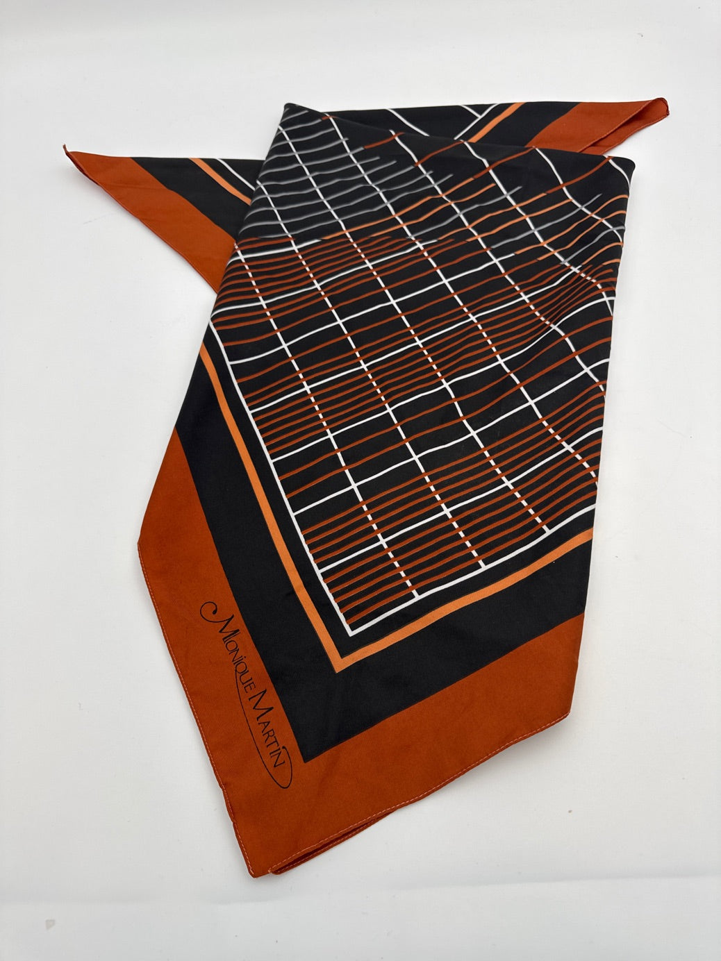 Monique Martin, tørklæde