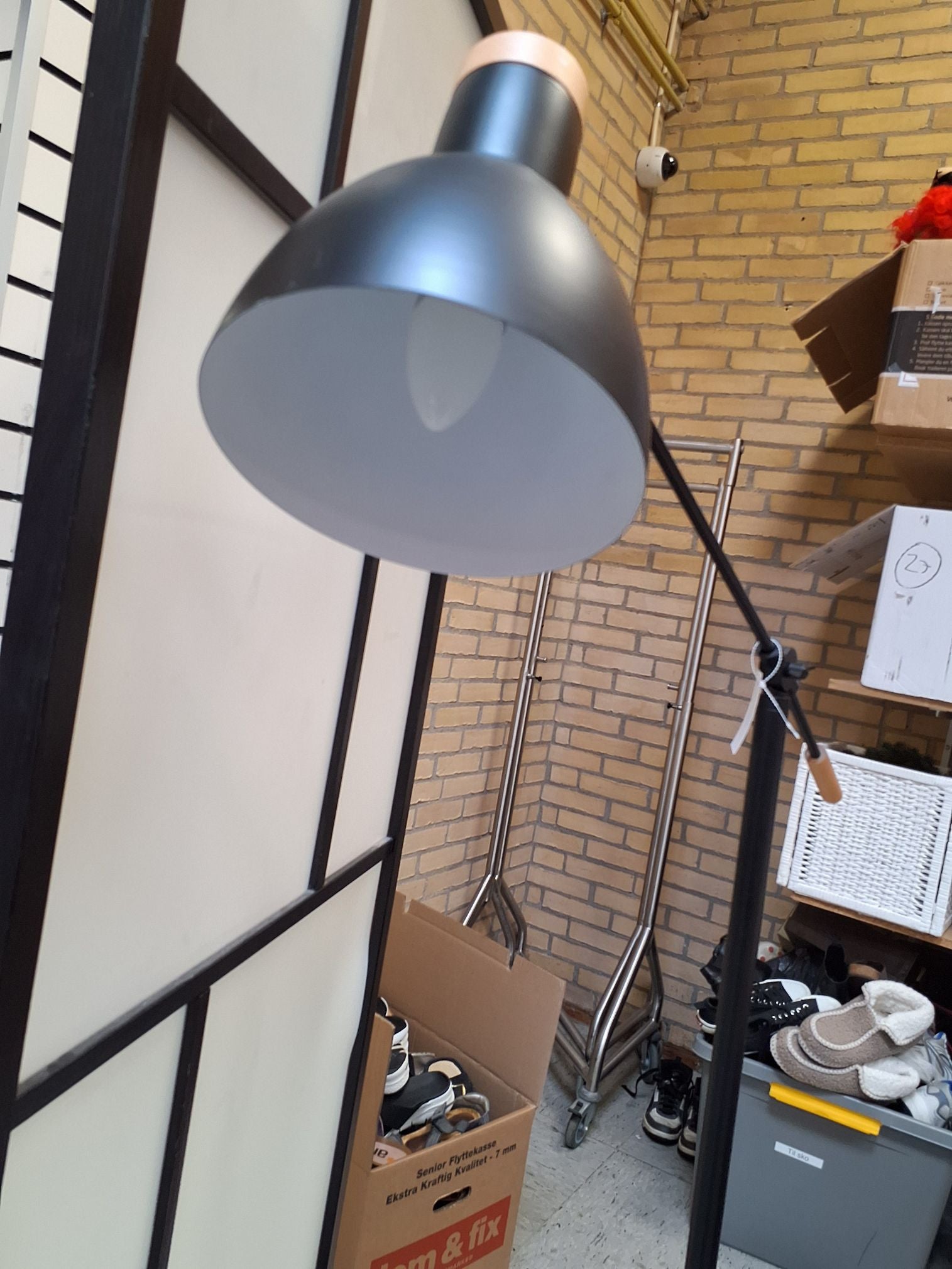 Standerlampe med træ decorationer