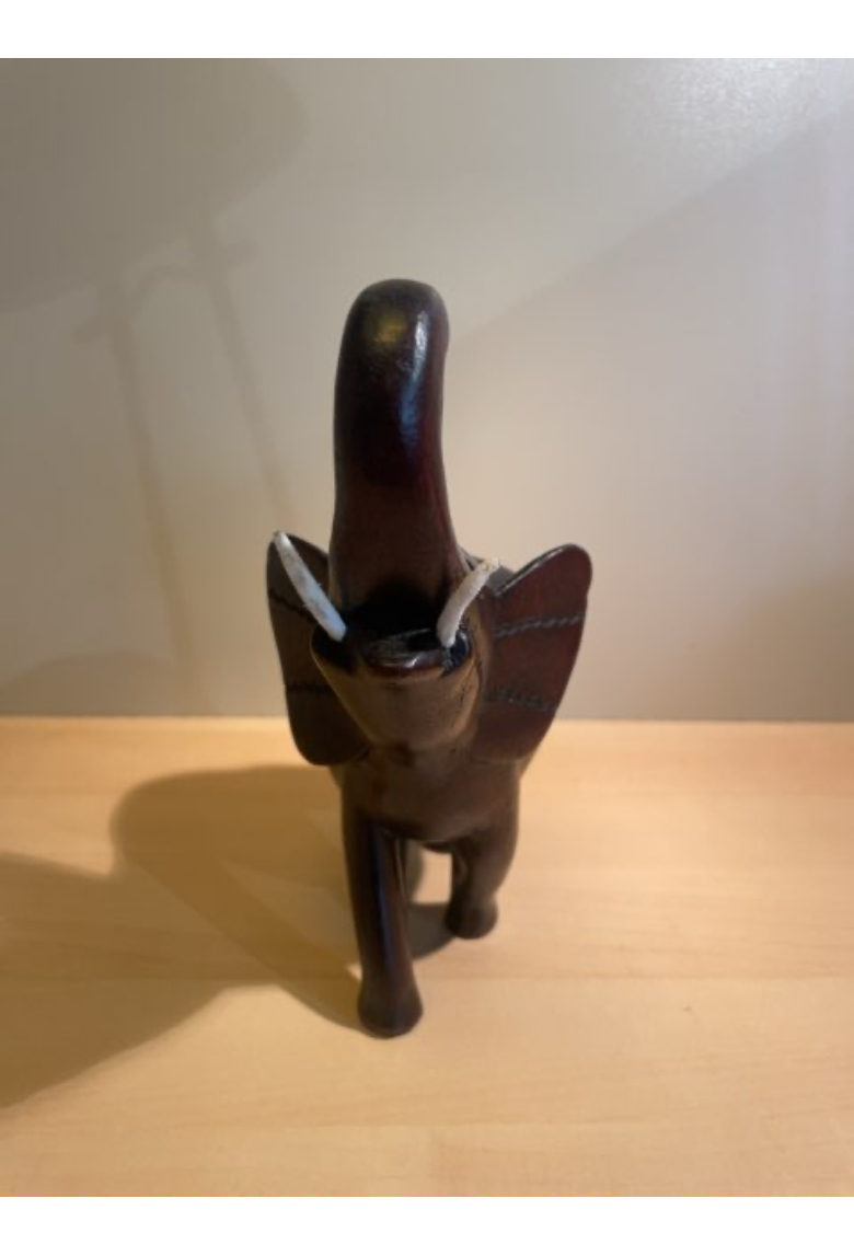 Elefant skåret i træ