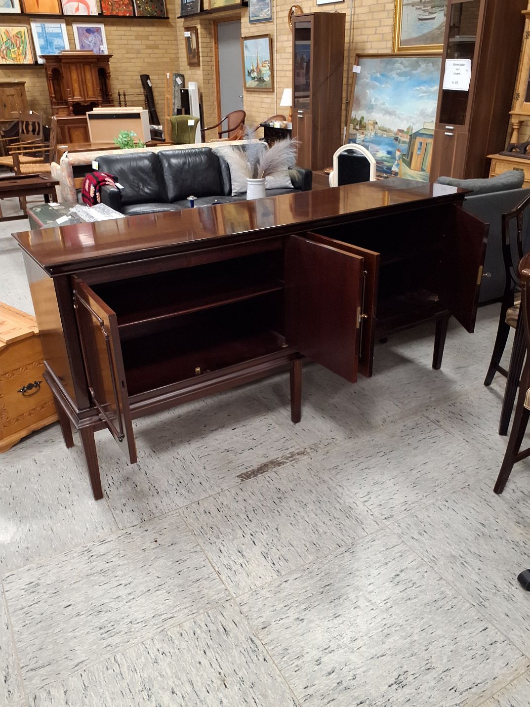 Mørk skænk