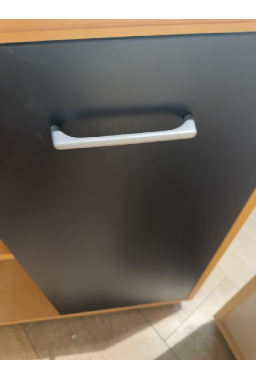Kommode i stilrent design med grå låge i v. Side