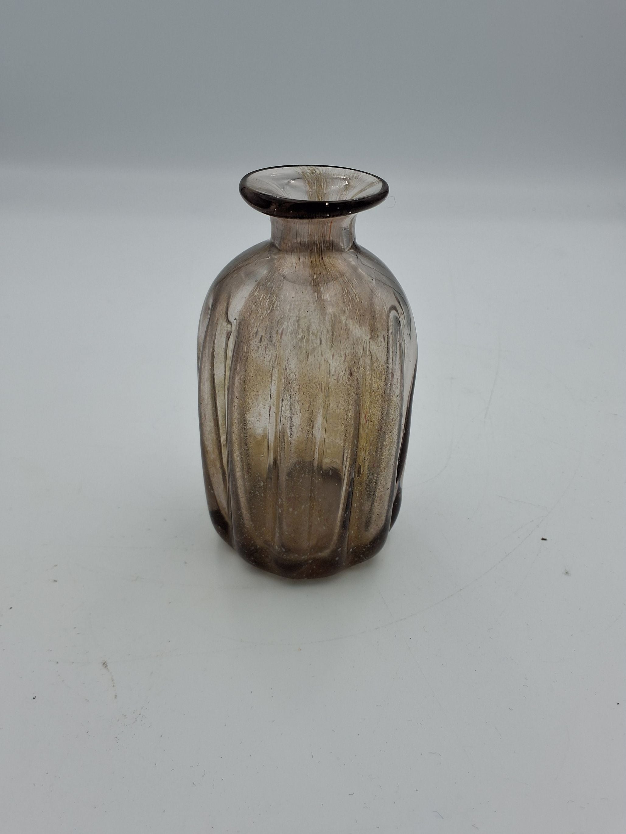 Sandfarvet kunstglas vase