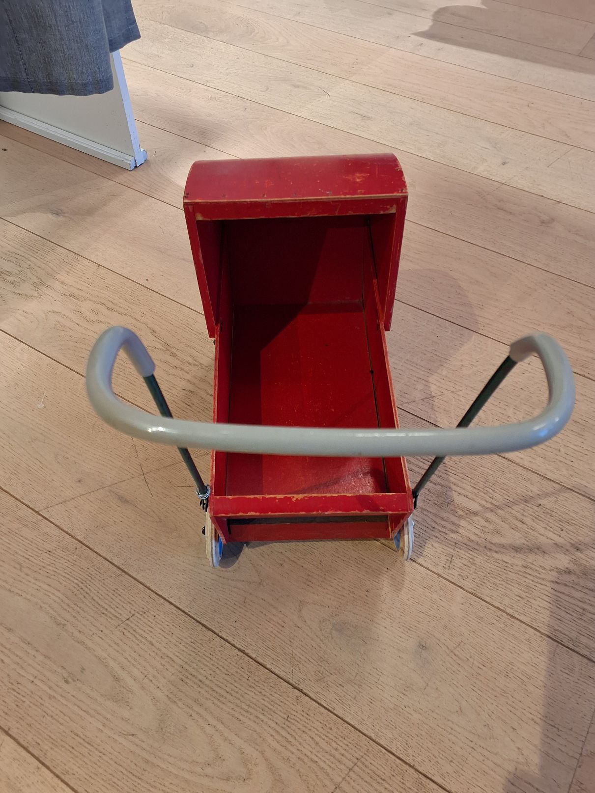 Rød dukkevogn