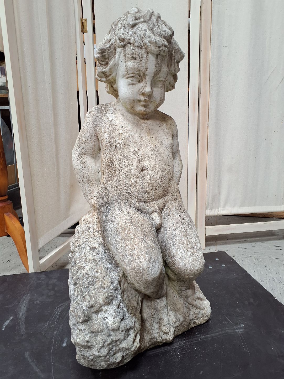 Havefigur dreng siddende