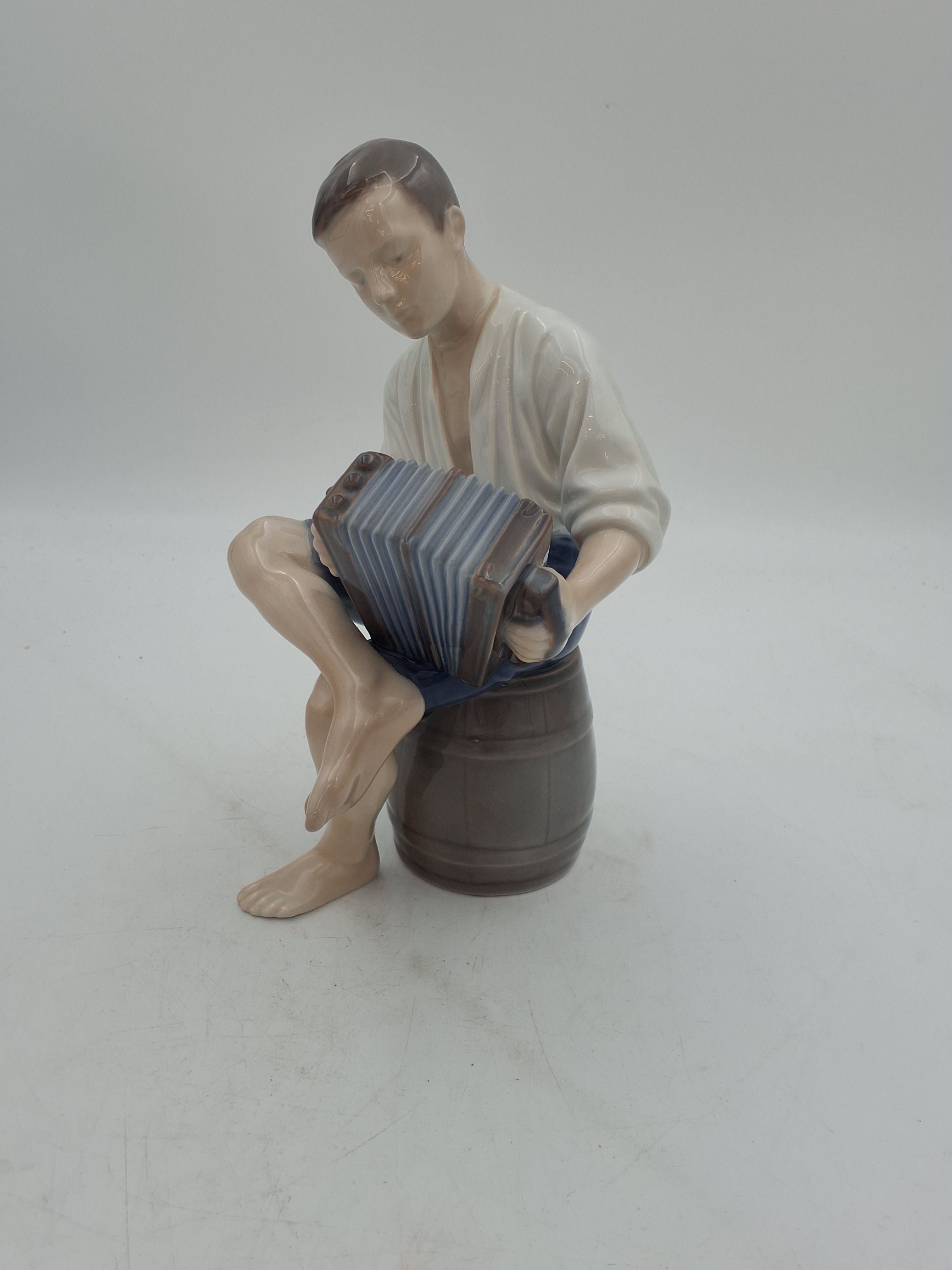 B&G porcelænsfigur "Harmonikaspiller", model 1661