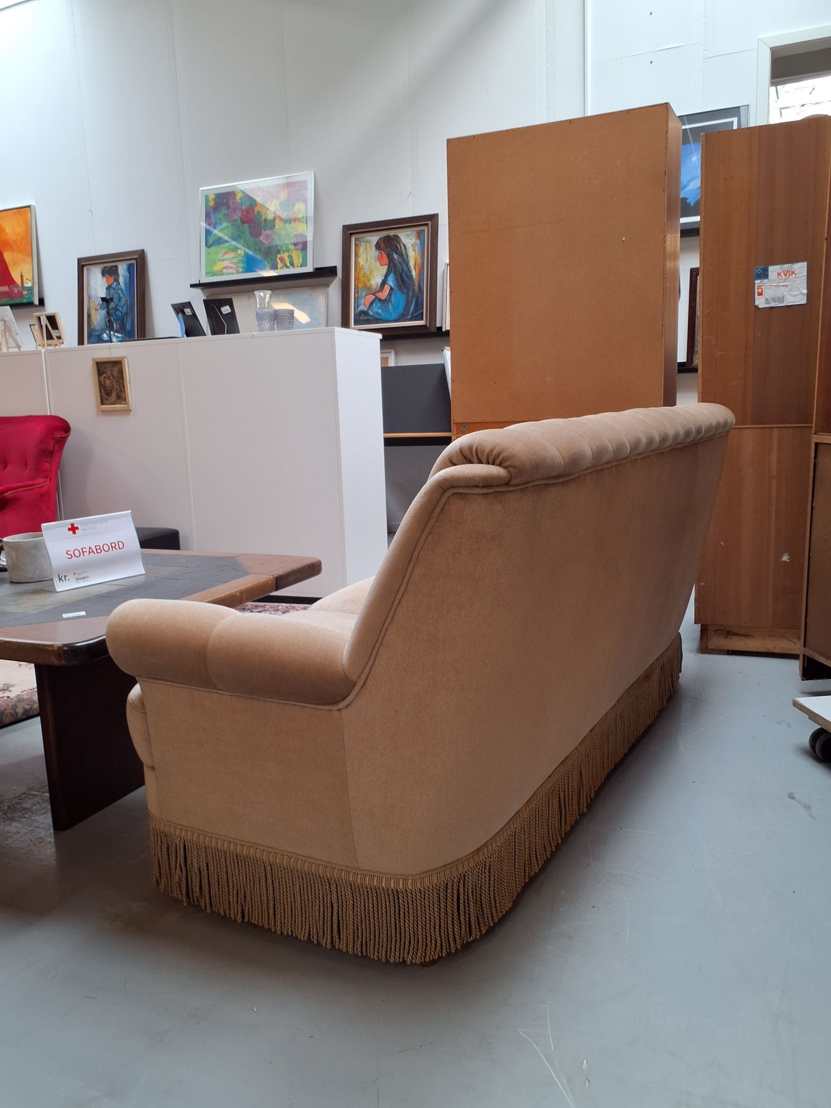 Højrygget sofa