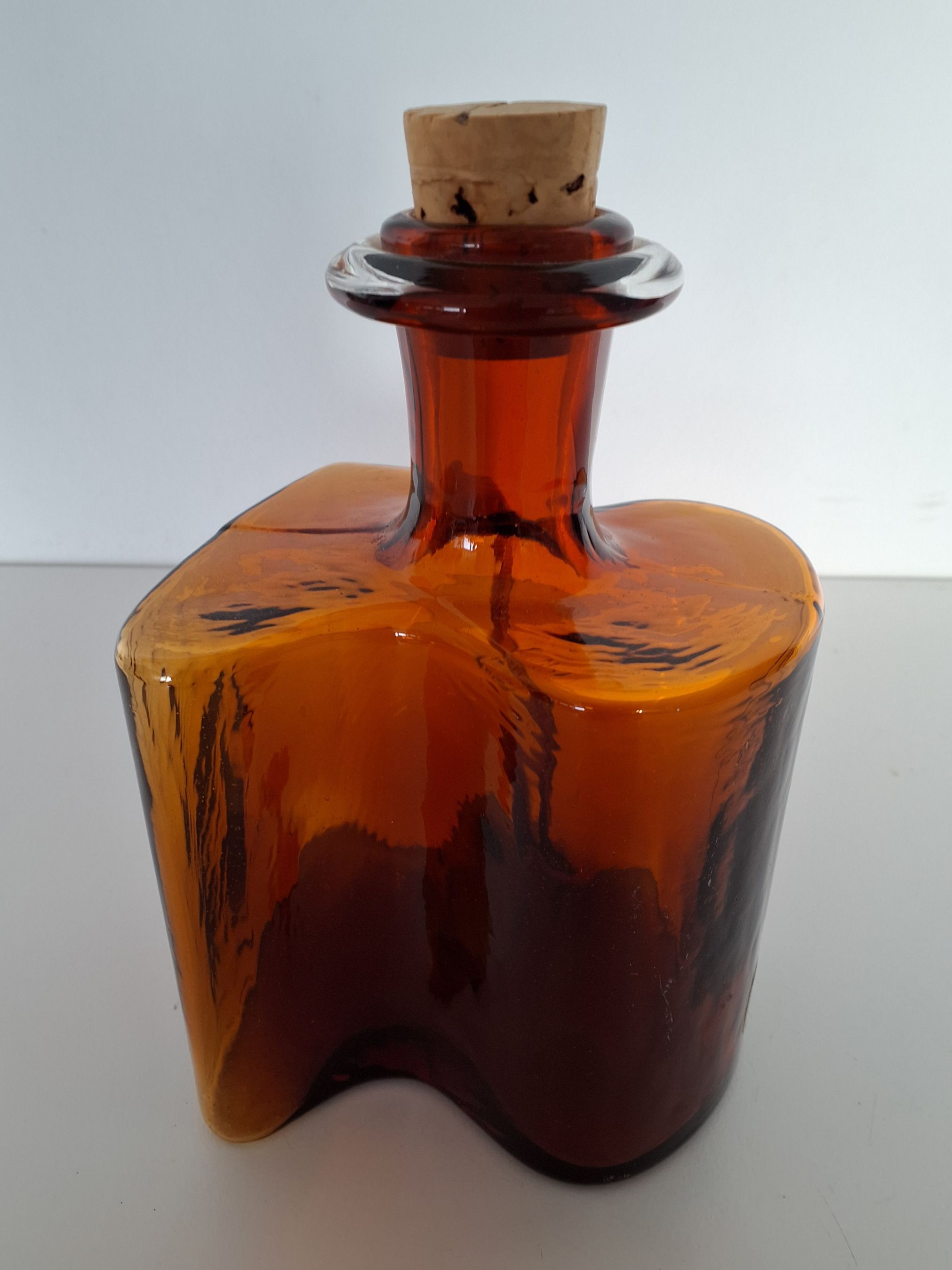 Røgfarvet flaske med kork