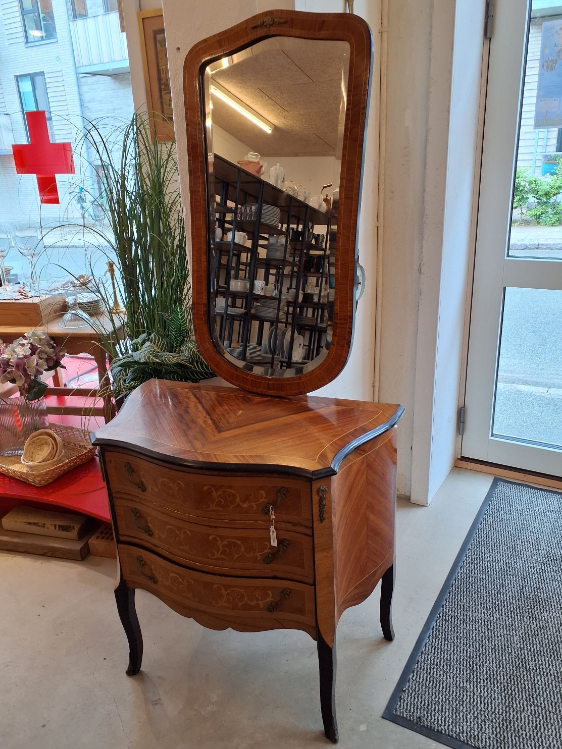 Rosentræskommode med facetslebet spejl