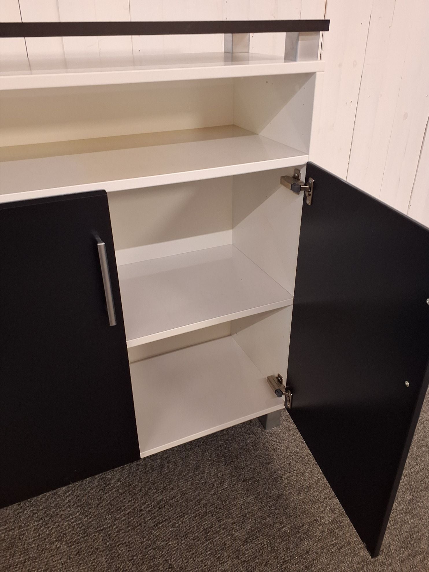 Sort hvidt skab med 2 låger - 3076