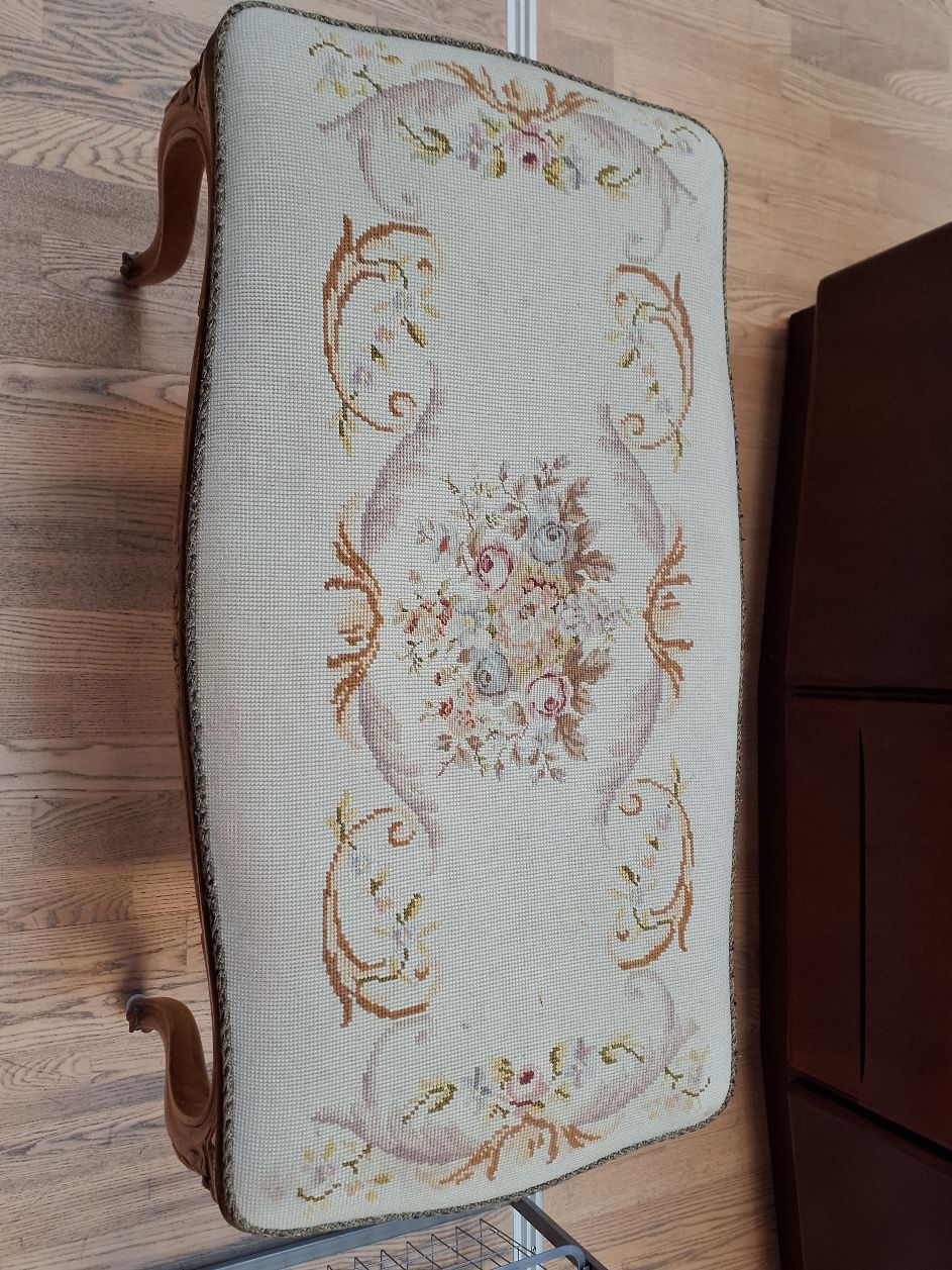 Bænk med broderet sæde