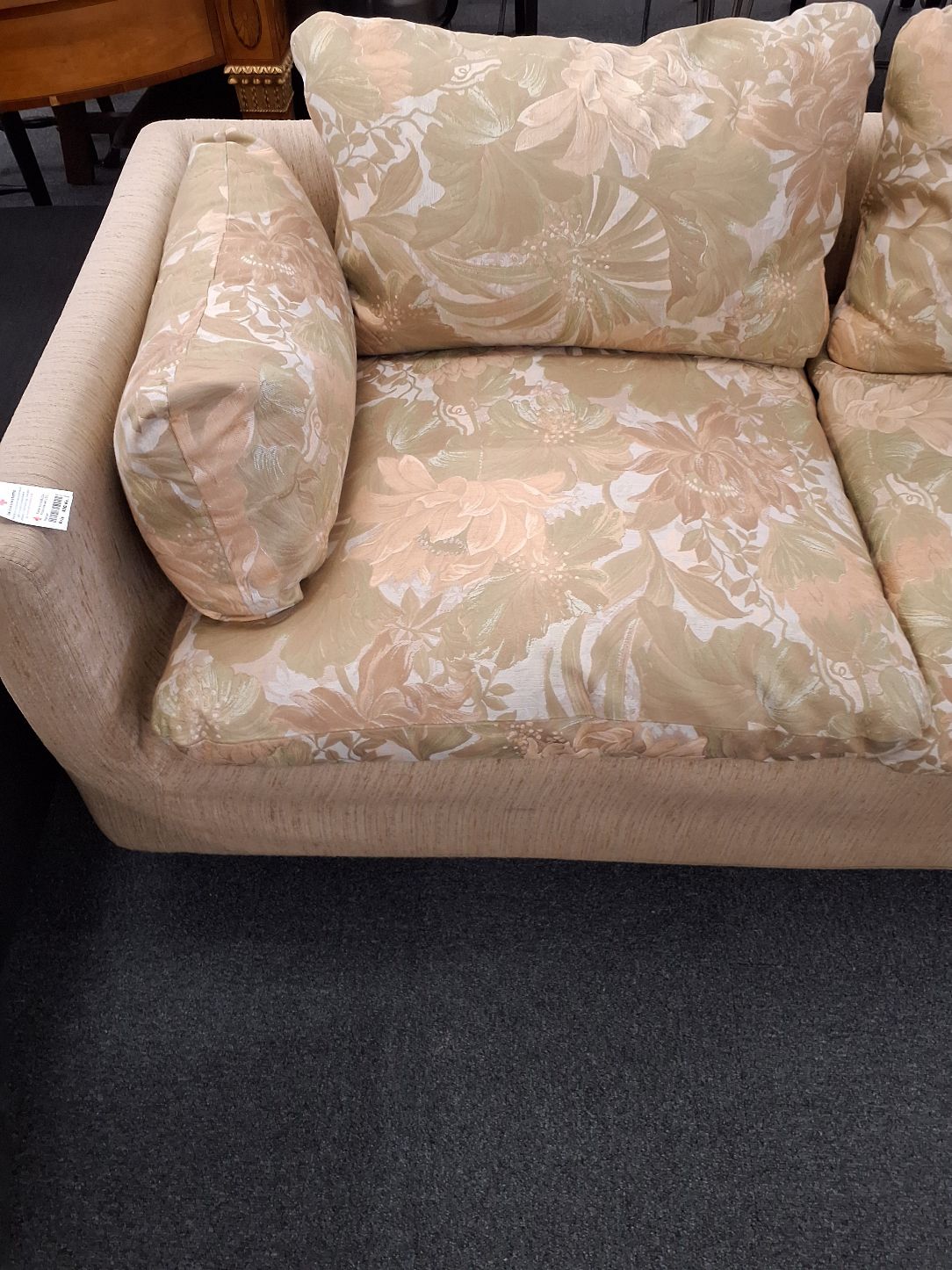3 persons sofa i lyst blomstret stof