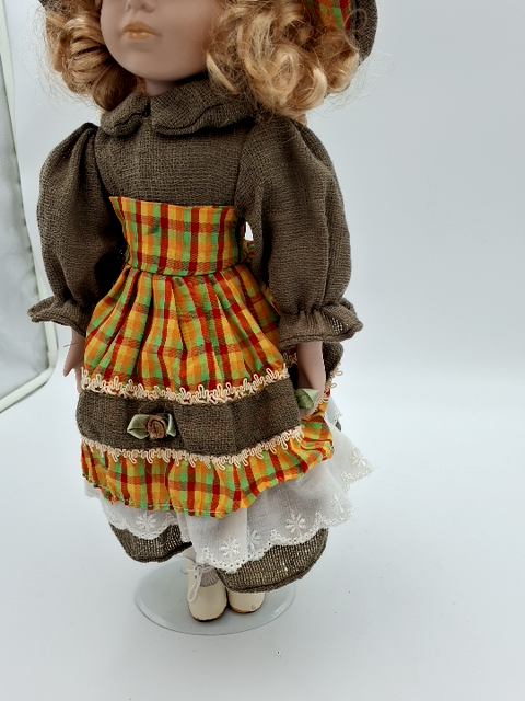 3. Porcelænsdukke m. ternet kjole