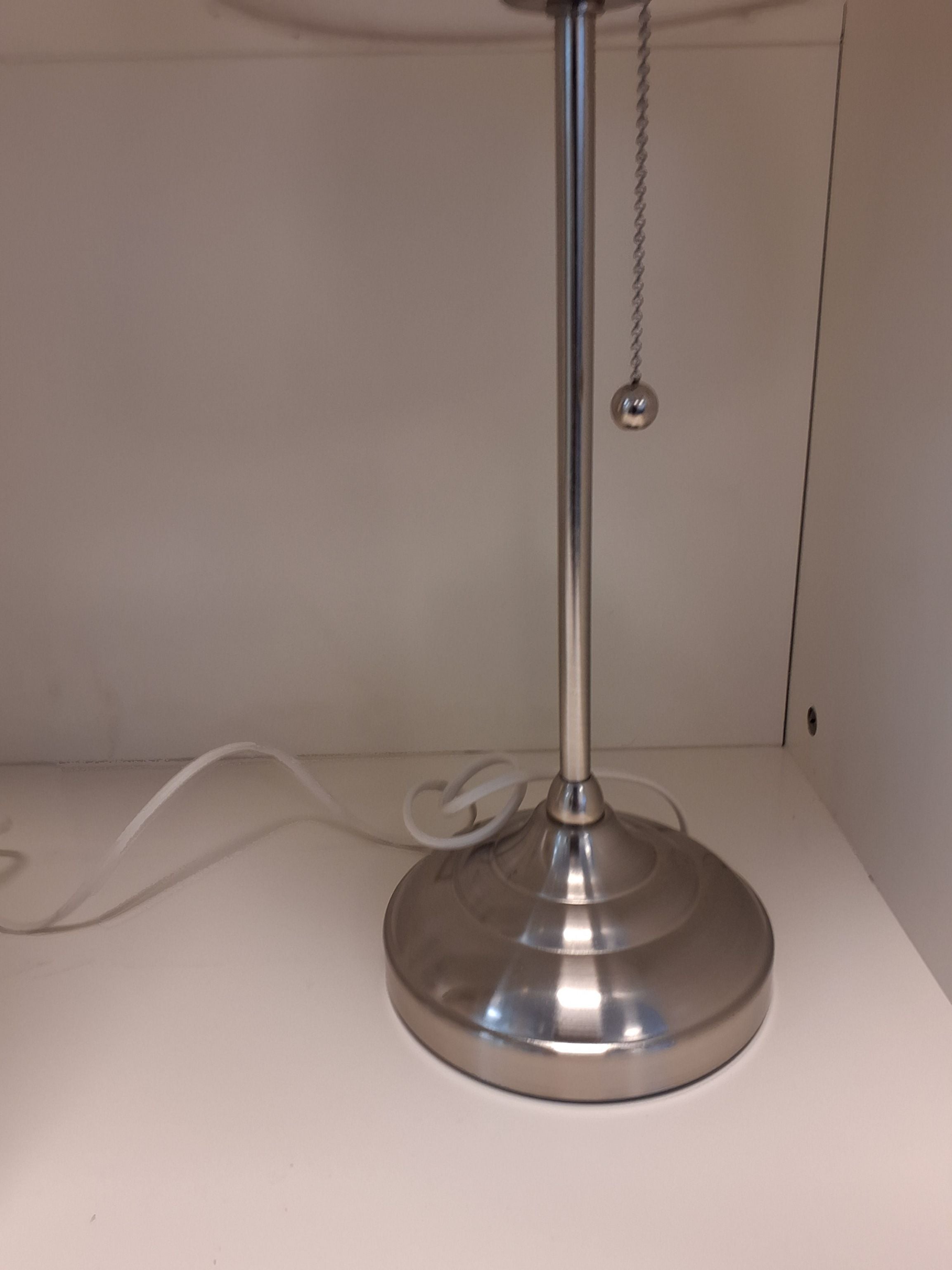 Bordlampe med hvid skærm